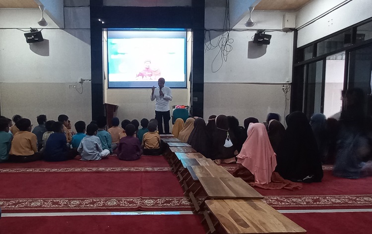 Anak-anak yang sedang fokus mendengarkan kisah islami dari narasumber, Sumber: doc pribadi