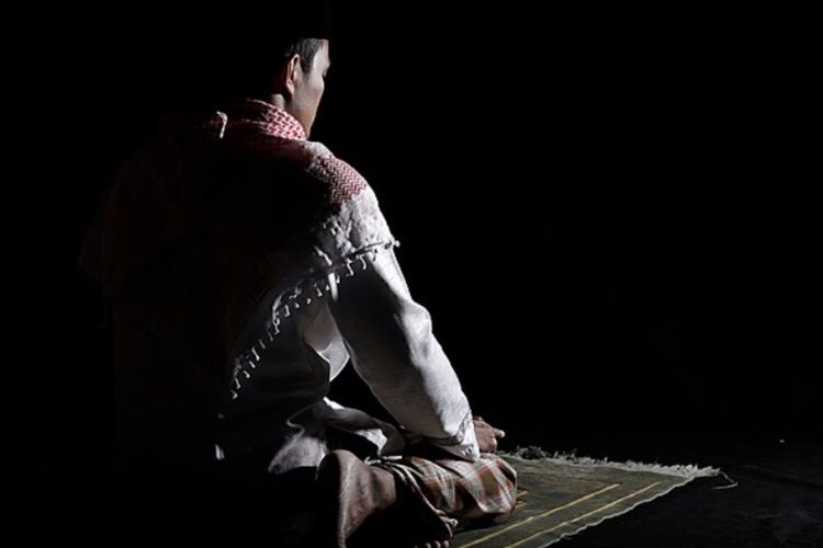 Beribadah di sepertiga malam, salah satu amalan Rasulullah di bulan Ramadhan, Sumber: sindonews.com