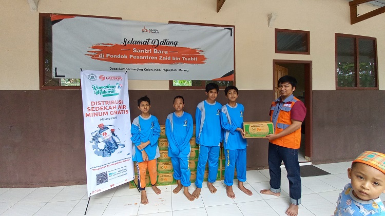 Cerita kegiatan Amil Laziskhu kali ini tentang distribusi air mineral gratis untuk pondok pesantren, masjid, dan panti asuhan di Malang Raya.